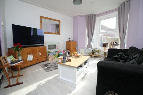 2 bedroom flat for sale, Spacious first floor apartment offering fantastic value