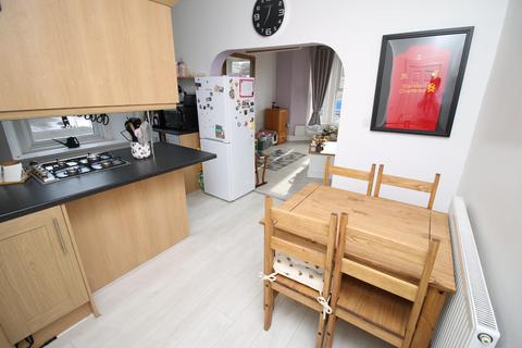 2 bedroom flat for sale, Spacious first floor apartment offering fantastic value