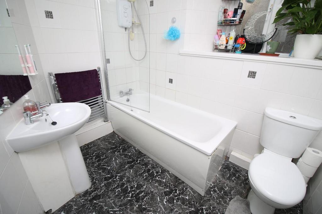 7 - bathroom.JPG