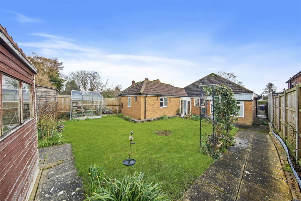 Paradise Avenue, Kettering NN15 4 bed detached bungalow for sale £375,000