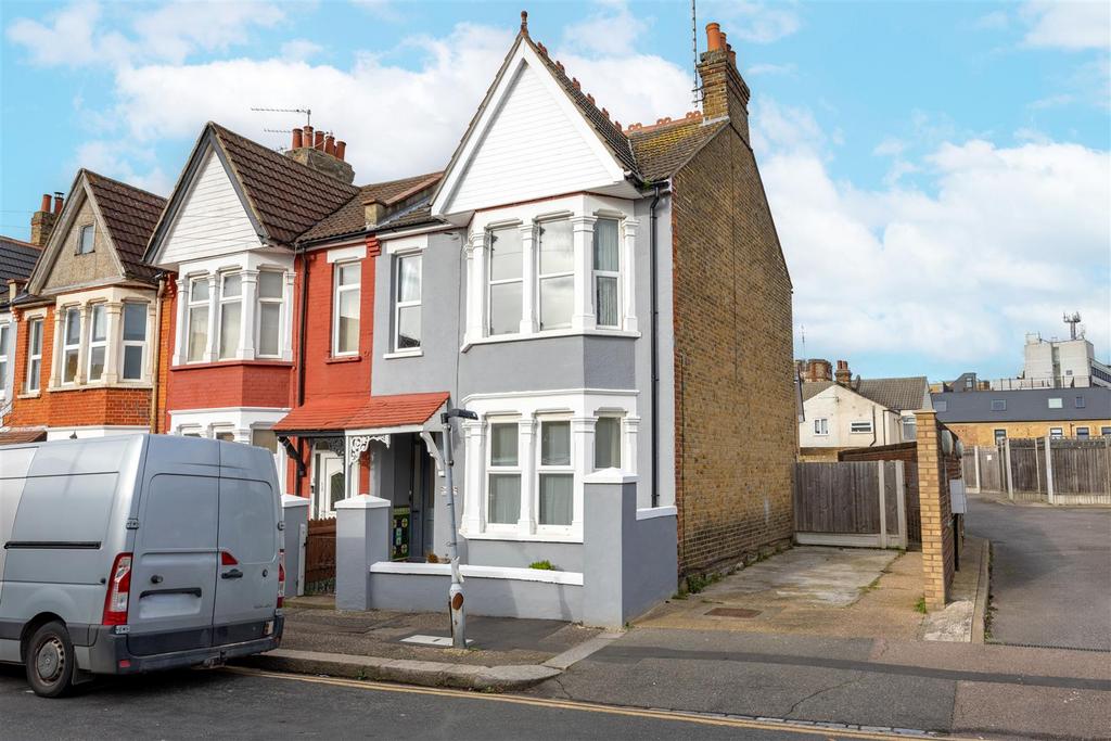 St. Helens Road, WestcliffOnSea 2 bed apartment for sale £210,000
