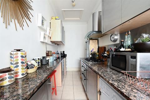 2 bedroom flat to rent, Sussex Square, Brighton, BN2 5AD