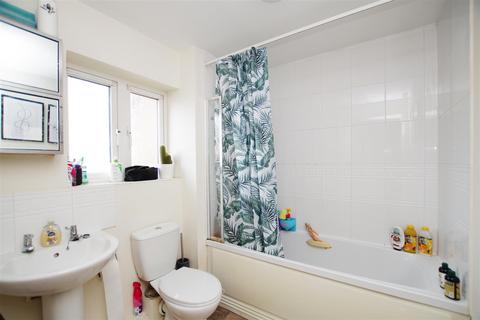 90 Padstow Road, Swindon, SN2 2EG