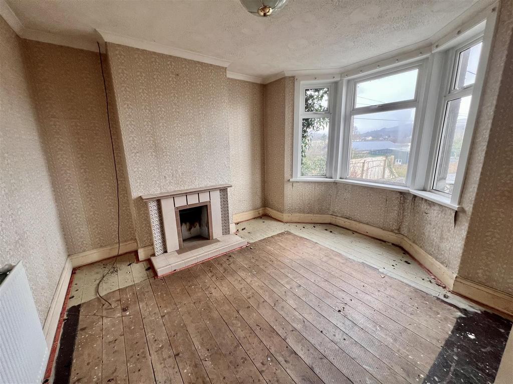 New Road, Ammanford 3 bed semidetached house £135,000