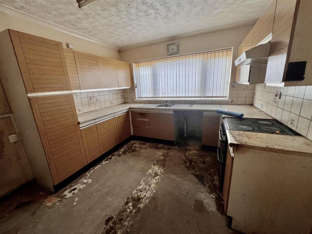 New Road, Ammanford 3 bed semidetached house £135,000