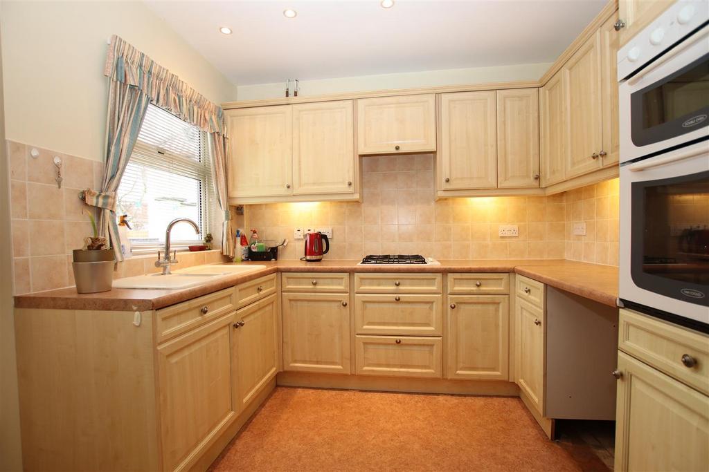 Wentworth Drive, Dartford 2 bed detached bungalow for sale £425,000