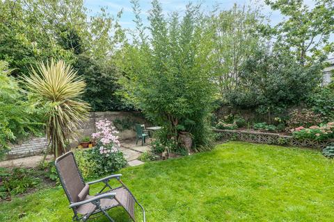 Flat 2, 17 Winchester Road, Worthing, BN11 4DJ