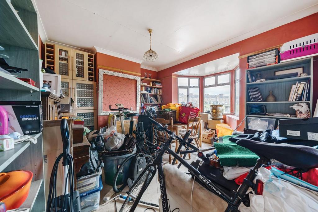 Groom Crescent, Earlsfield 3 bed semidetached house £600,000
