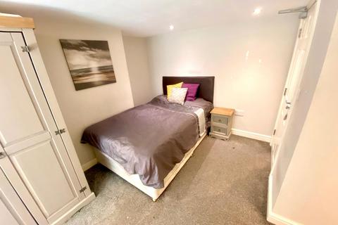 6 bedroom house share to rent, Rochdale Old Road, Bury,