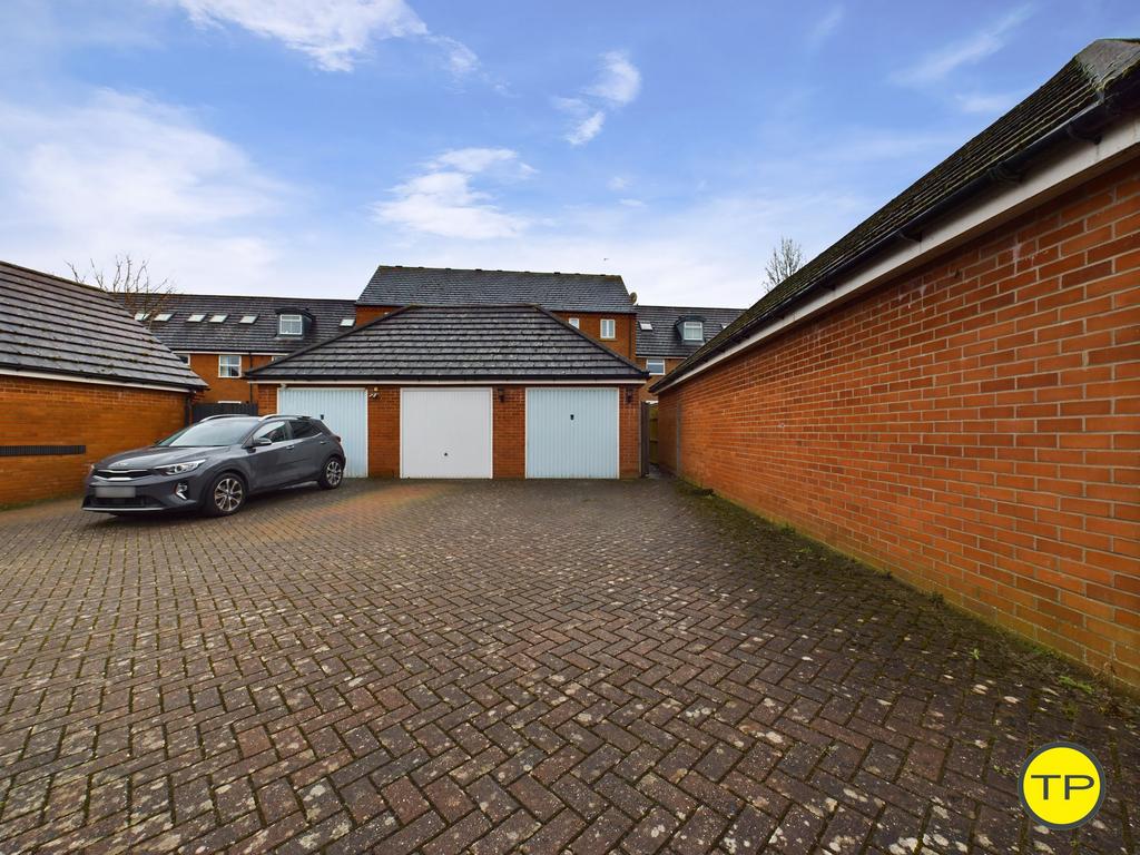 Garage / Parking
