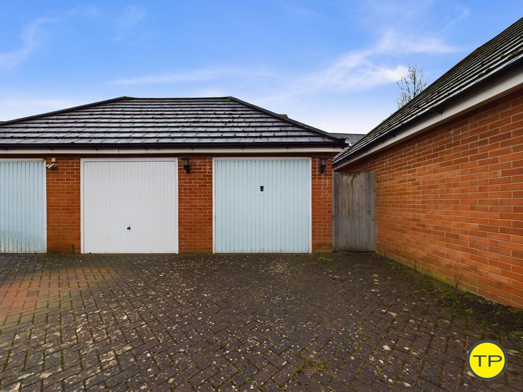 Garage / Parking