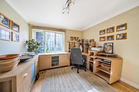 2 Maple Close, London, N3 1AS