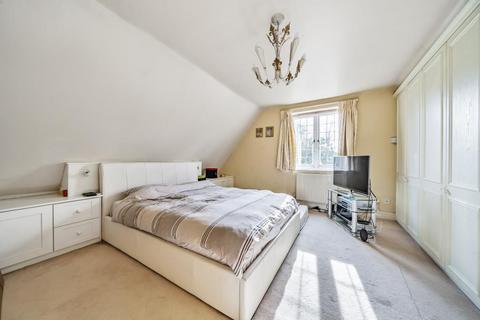2 Maple Close, London, N3 1AS