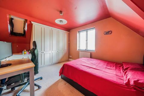 2 Maple Close, London, N3 1AS
