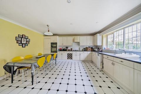 2 Maple Close, London, N3 1AS
