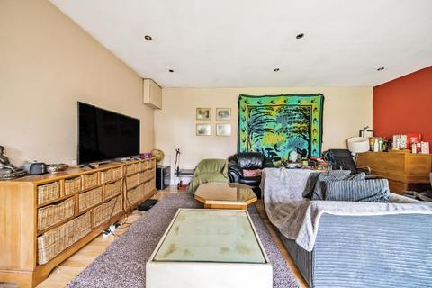 2 Maple Close, London, N3 1AS