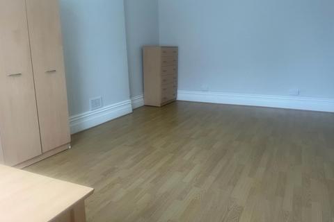 Studio to rent, Victoria Crescent London SE19