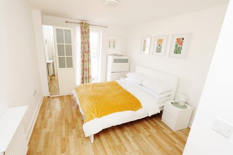 3 bedroom flat to rent, 2 Dean Path, Dagenham, RM8