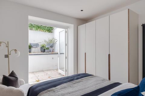 2 bedroom flat for sale, Arundel Gardens, London
