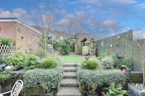 2 Bullsdown Close, Sherfield On Loddon, Hook, RG27 0DZ