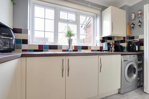 2 Bullsdown Close, Sherfield On Loddon, Hook, RG27 0DZ