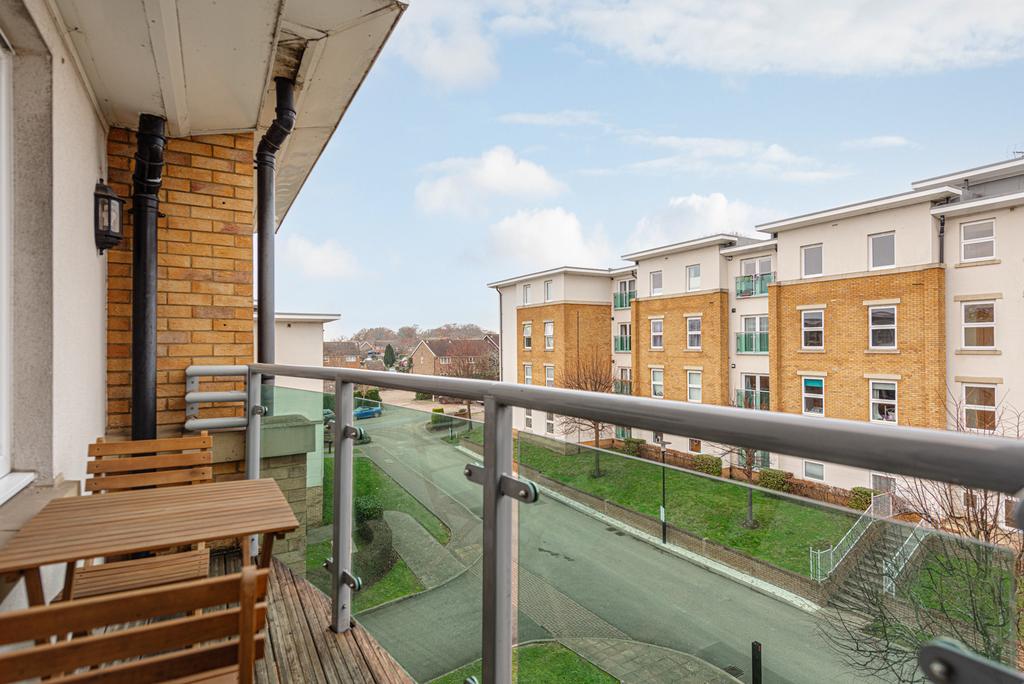 Leatherhead 2 bed apartment for sale £255,000