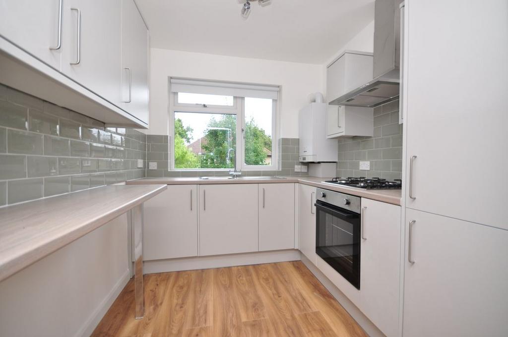 Victoria Close, Horley, Surrey 2 bed maisonette for sale - £270,000