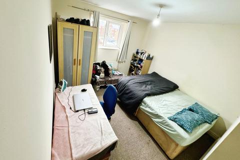 2 bedroom flat to rent - Whiteoak Road, Manchester, M14