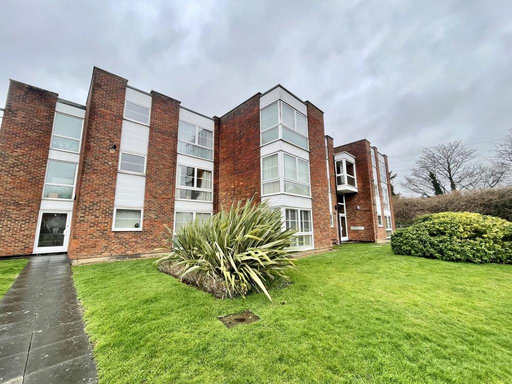 Thorpe Hall Avenue, Thorpe Bay, Essex, SS1 2 bed apartment for sale £