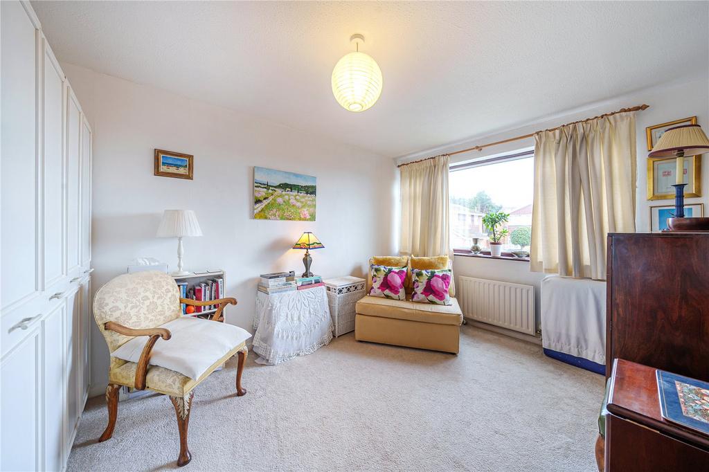 Rushden Way, Farnham, Surrey, GU9 3 bed detached house for sale £475,000