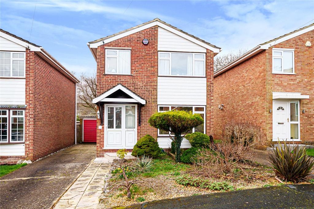 Rushden Way, Farnham, Surrey, GU9 3 bed detached house for sale £475,000