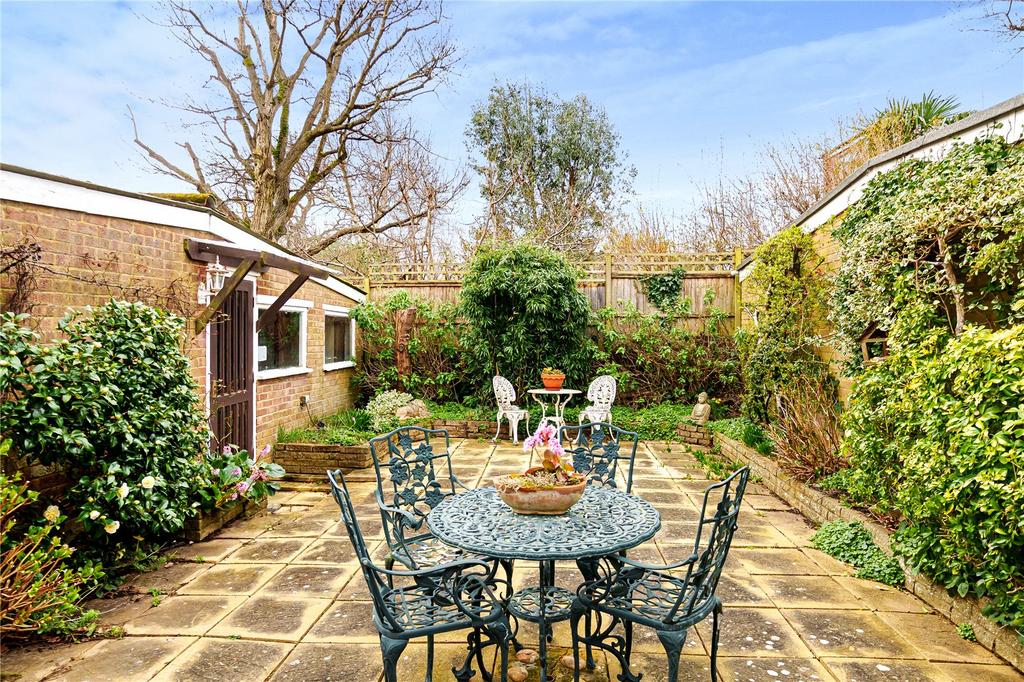 Rushden Way, Farnham, Surrey, GU9 3 bed detached house for sale £475,000