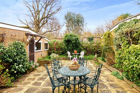 50 Rushden Way, Farnham, GU9 0QG