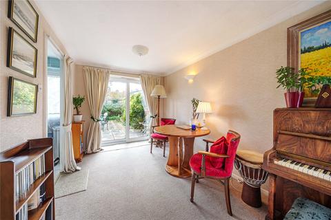 50 Rushden Way, Farnham, GU9 0QG