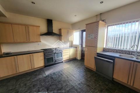 5 bedroom semi-detached house for sale, Pentland Road, Dewsbury