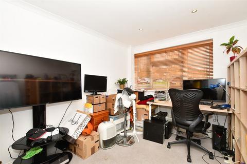 23 Levett Road, Leatherhead, KT22 7EG