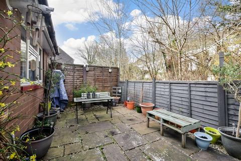 23 Levett Road, Leatherhead, KT22 7EG