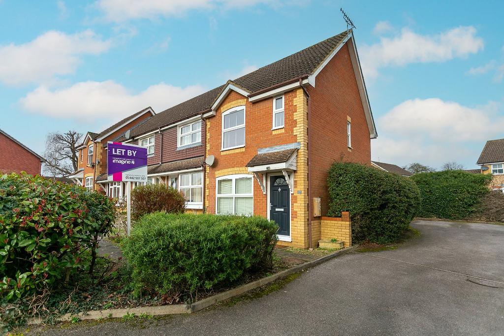 Laureate Way, Hemel Hempstead... 2 bed end of terrace house £1,600