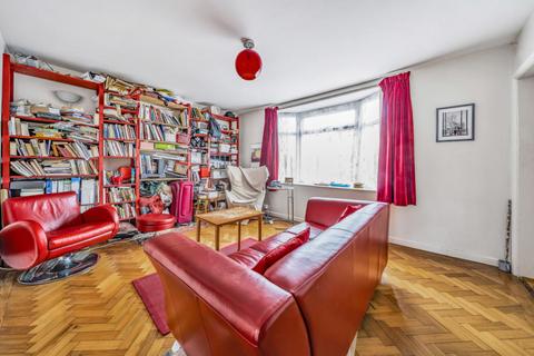 4 Saxon Drive, London, W3 0NR