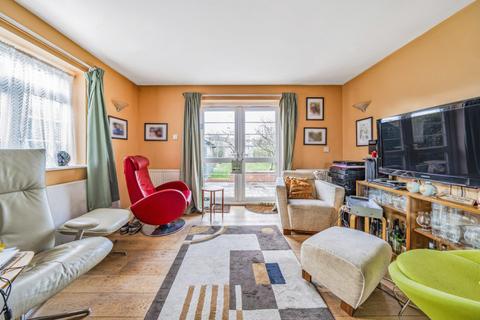 4 Saxon Drive, London, W3 0NR