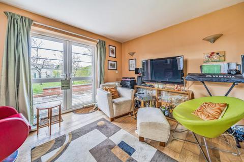 4 Saxon Drive, London, W3 0NR