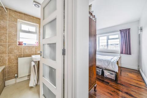 4 Saxon Drive, London, W3 0NR