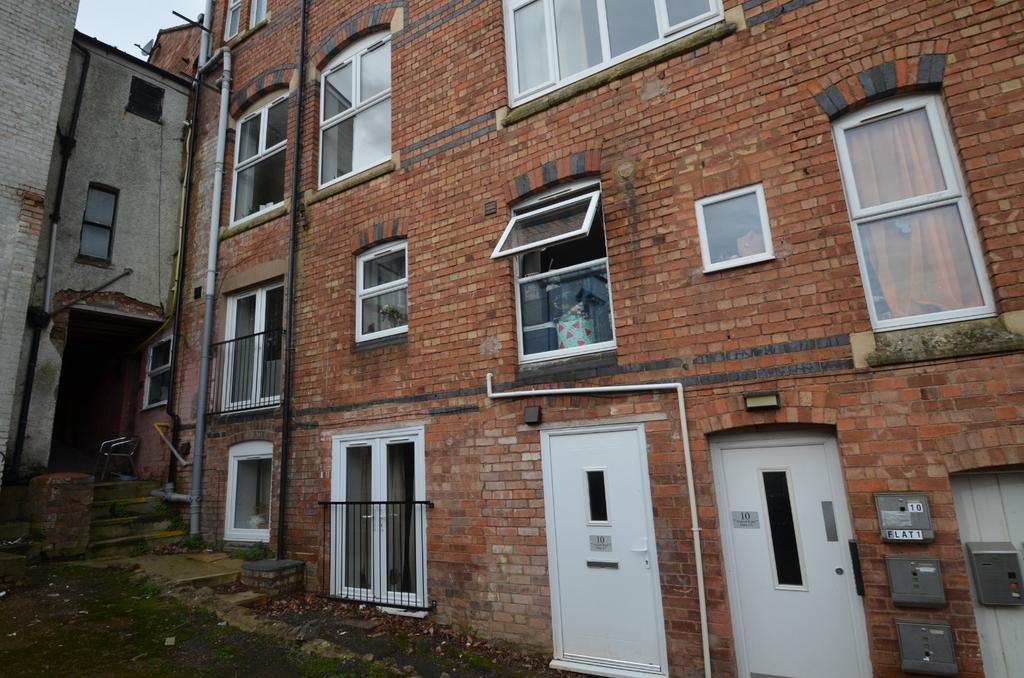 Flat 8, 10 Oxford Road, Malvern... 1 bed apartment £675 pcm (£156 pw)