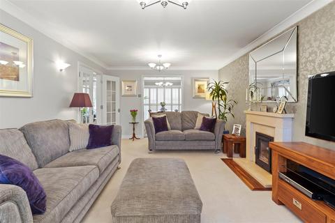 4 bedroom detached house for sale, Arundel Gardens, Rayleigh SS6