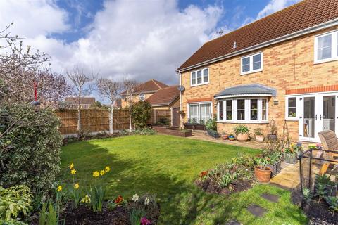 4 bedroom detached house for sale, Arundel Gardens, Rayleigh SS6