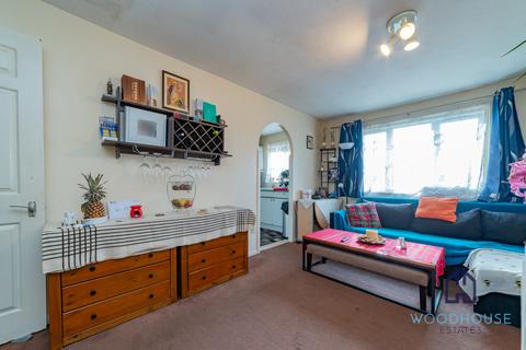 1 bedroom flat for sale, Laburnum Close, London N11