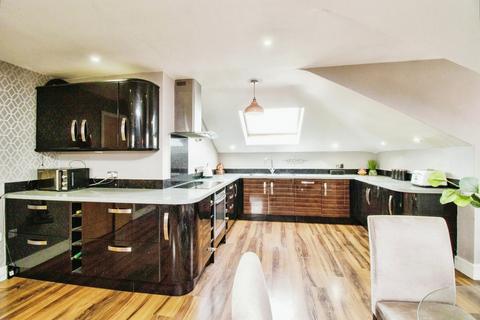 2 bedroom penthouse for sale, Rayleigh Road, Leigh-on-sea, SS9