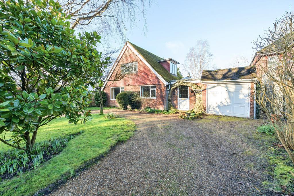 Spratts Lane, Ottershaw, KT16 3 bed detached house for sale £595,000