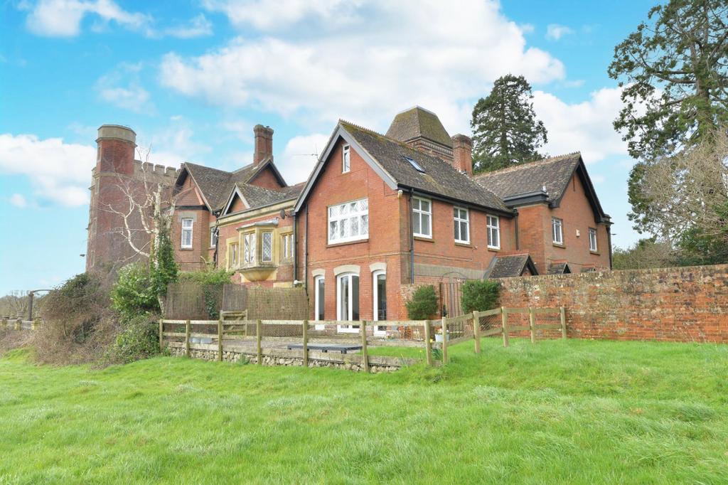 Ossemsley, Christchurch, Hampshire, BH23 4 bed house for sale £699,950