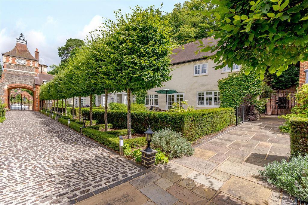 Moor Park House Way, Farnham, Surrey 3 bed semidetached house for sale